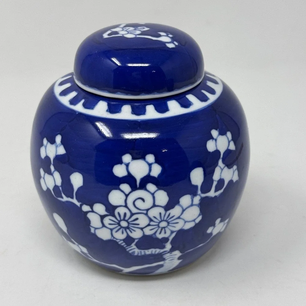 Small Vintage Blue & White Porcelain Chinoiserie Ginger Jar with Lid